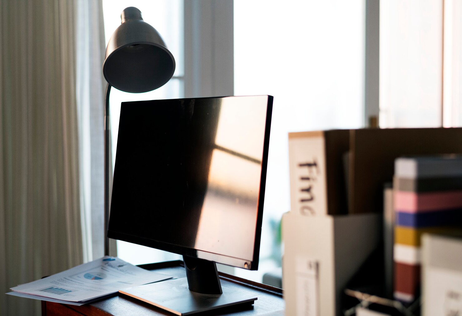Espacio de trabajo organizado con monitor